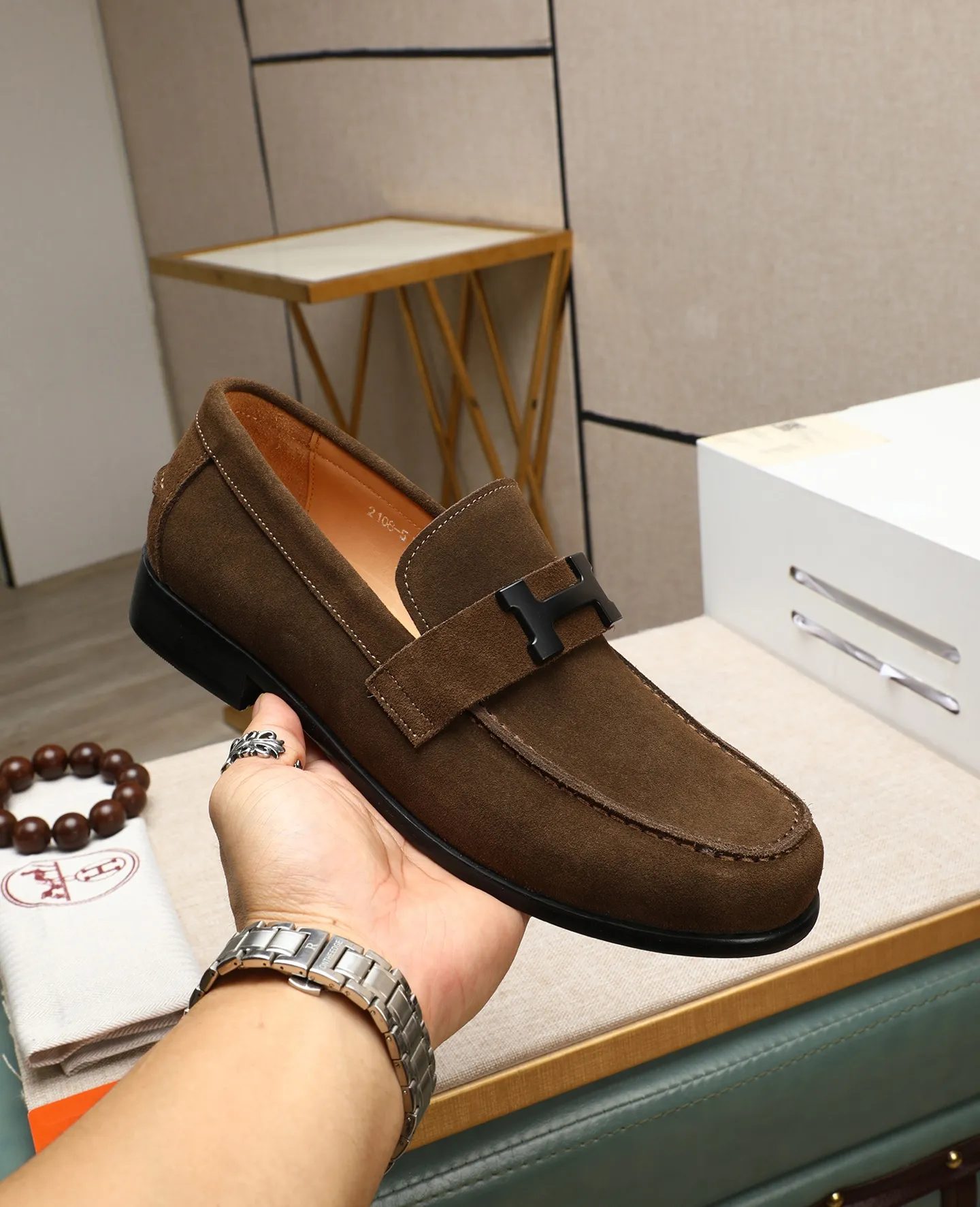 Men's shoes 💰620 Original quality Brand: Hermès Standard code: Men's code: 39.40.41.42.43.44 (38.45. Customized) Grade: Same style as the official website Original quality Material: Original cowhide Original breathable cowhide lining Original outsole Style category: Men's fashionable casual leather shoes Color: Actual picture